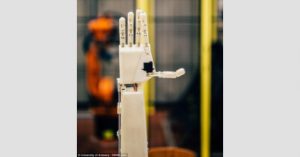 ابتكار يد روبوت تترجم الكلام إلى لغة الصم 